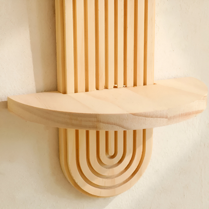 Geometrisches Wandregal aus Holz mit dekorativer Bogenstruktur