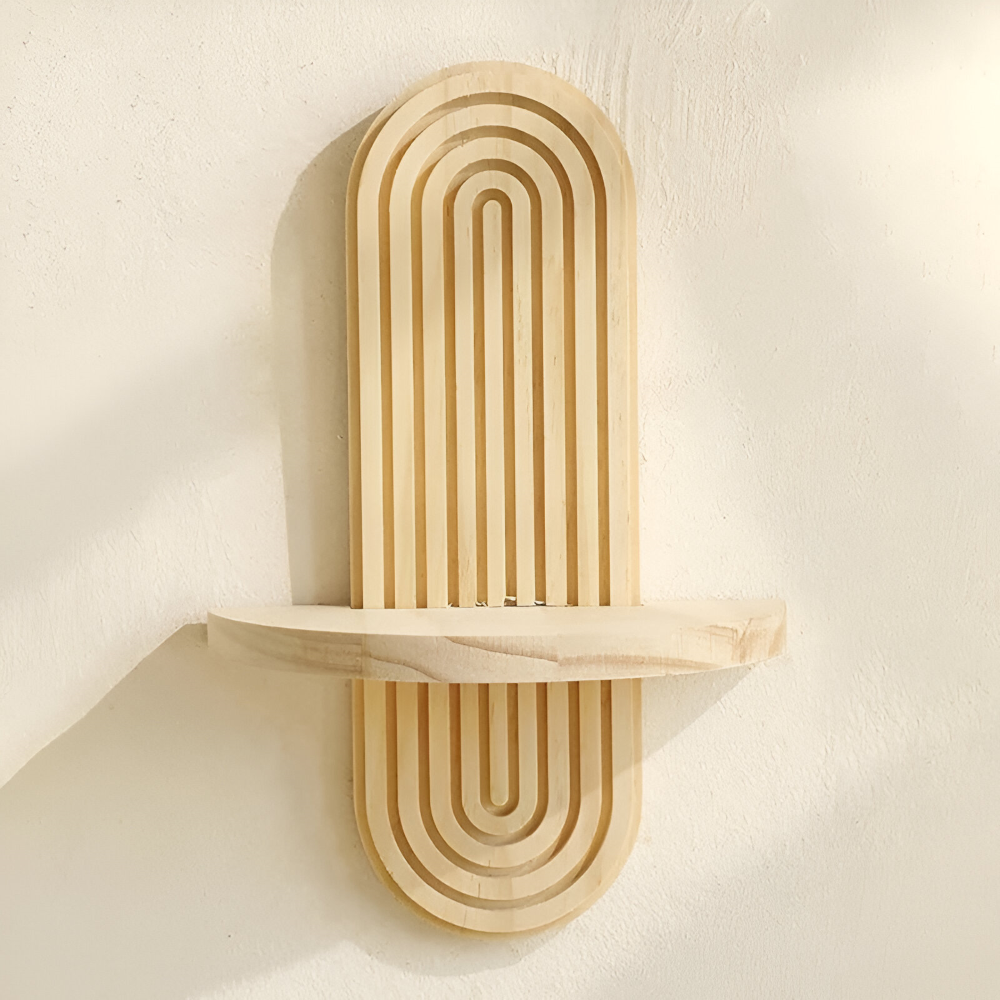 Geometrisches Wandregal aus Holz mit dekorativer Bogenstruktur