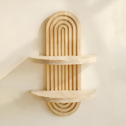 Geometrisches Wandregal aus Holz mit dekorativer Bogenstruktur