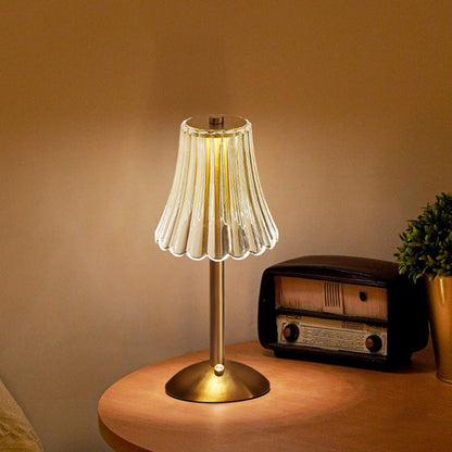 Kristall-Tischleuchte mit goldenem Sockel und USB-C-Ladefunktion