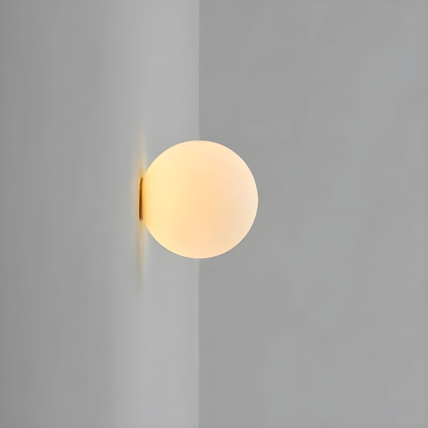 Runde Wandlampe mit mattem Glasschirm