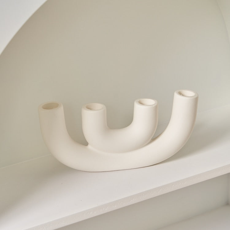 Castiçal de cerâmica com design moderno em U