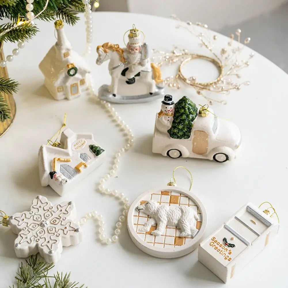 Weihnachtsanhänger aus Keramik mit verschiedenen Wintermotiven