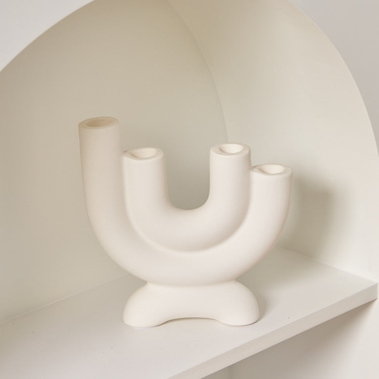Castiçal de cerâmica com design moderno em U