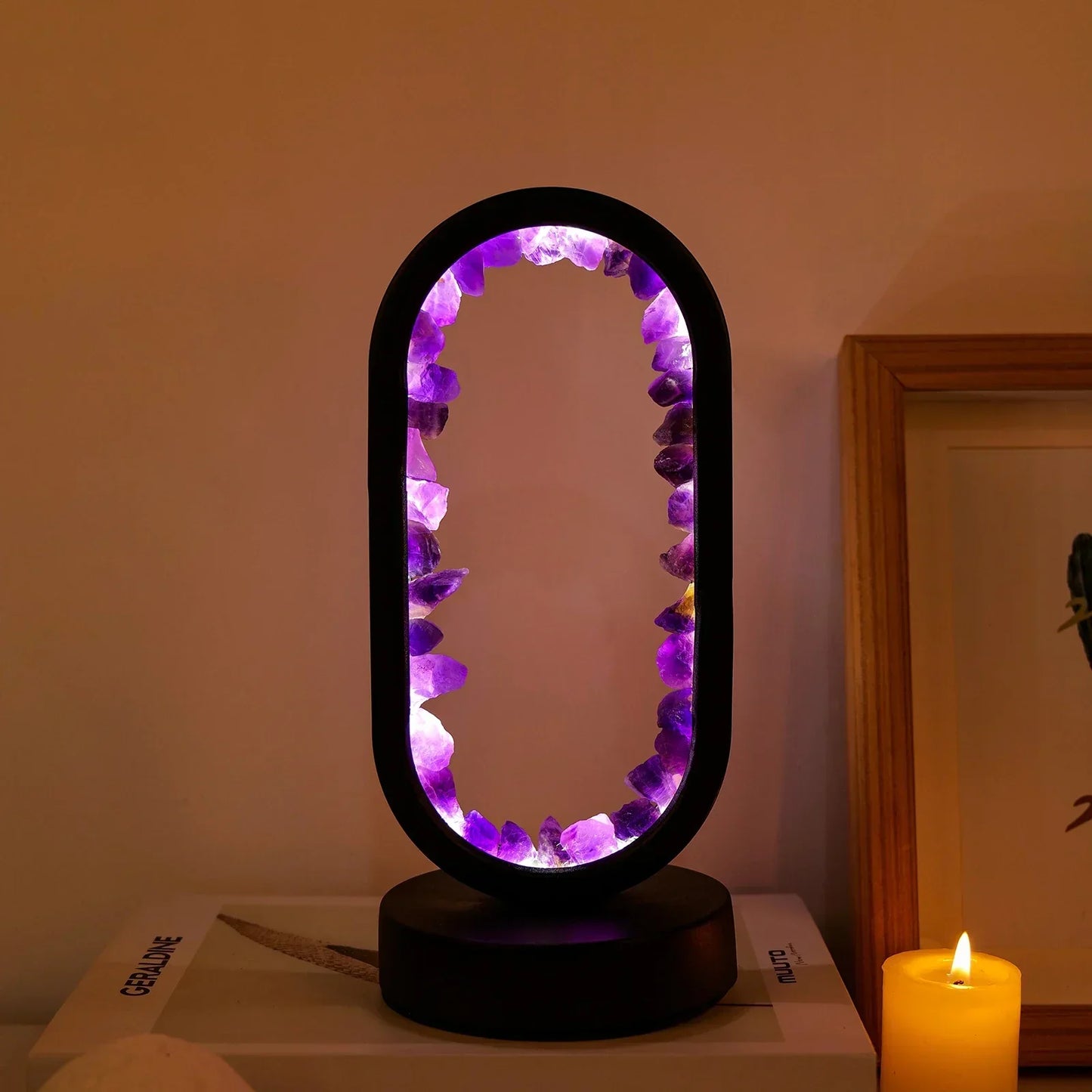 Elegantna ametist kristalna lampa – Ambijentalna LED rasvjeta za opuštanje