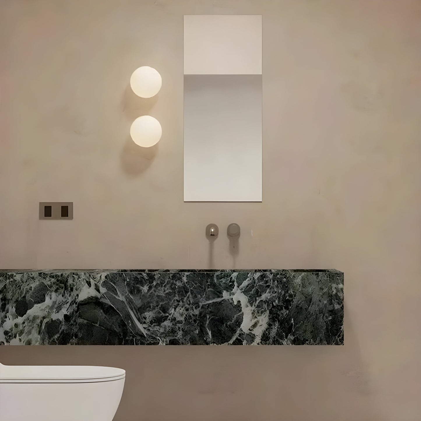 Runde Wandlampe mit mattem Glasschirm