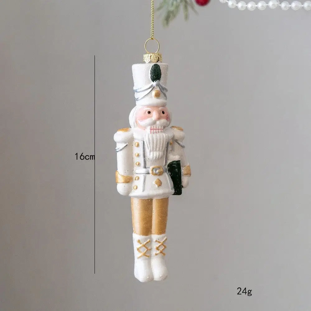 Weihnachtsanhänger aus Keramik mit verschiedenen Wintermotiven
