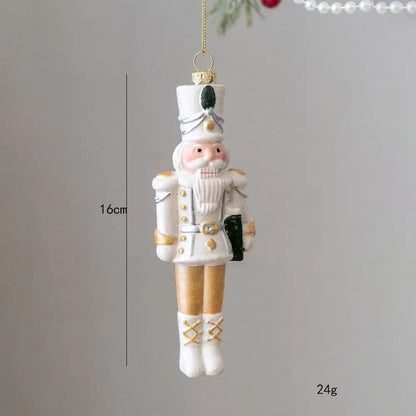 Weihnachtsanhänger aus Keramik mit verschiedenen Wintermotiven