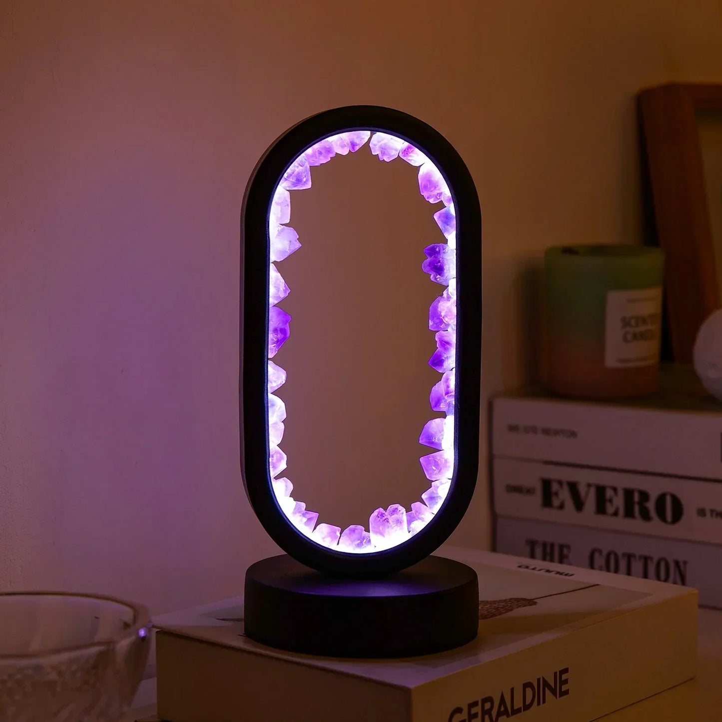 Elegantna ametist kristalna lampa – Ambijentalna LED rasvjeta za opuštanje