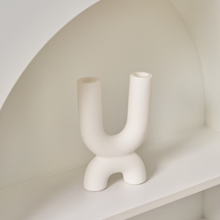 Castiçal de cerâmica com design moderno em U