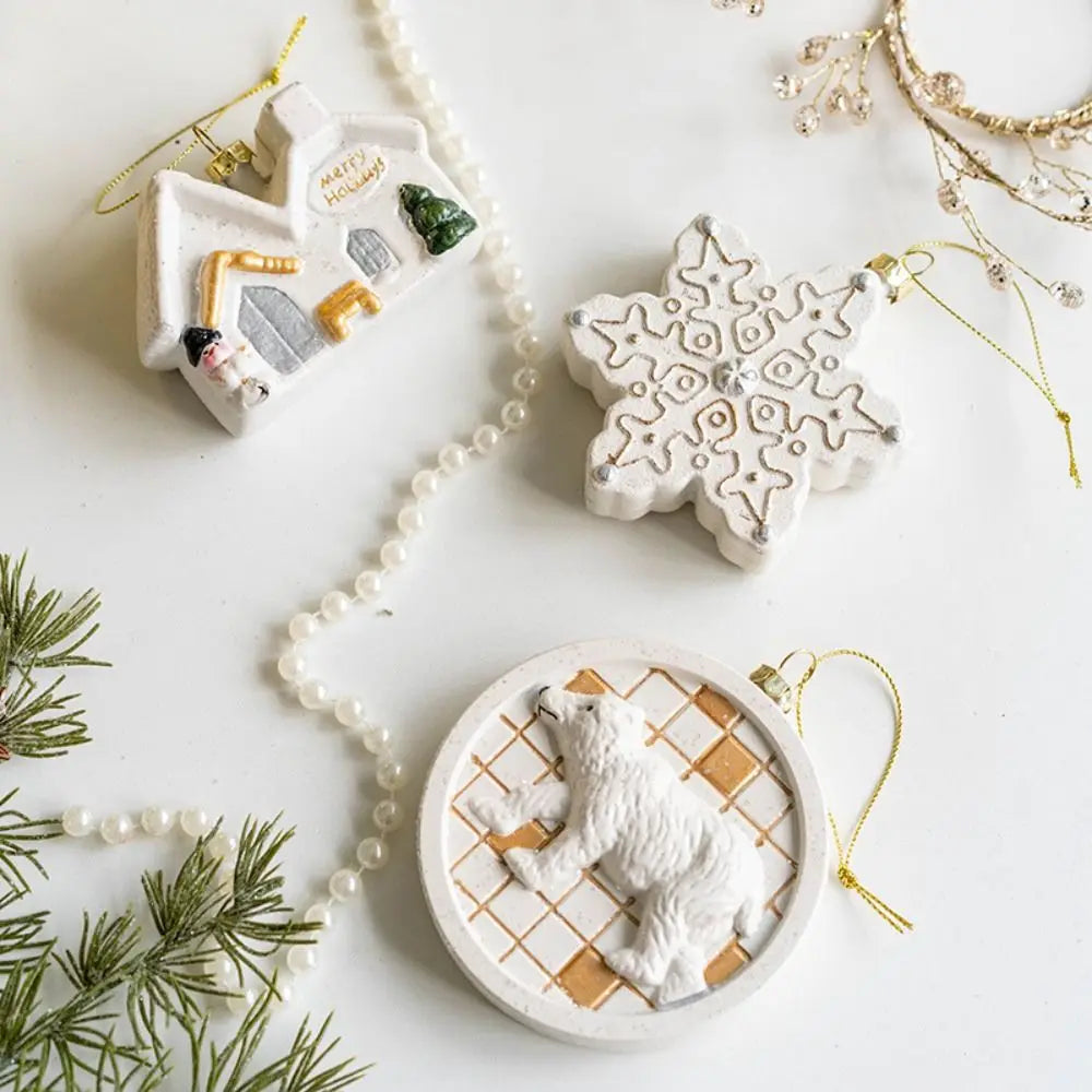 Weihnachtsanhänger aus Keramik mit verschiedenen Wintermotiven