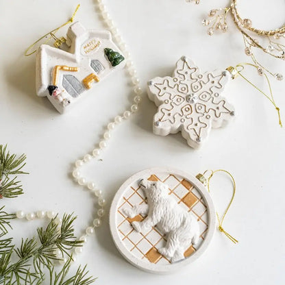 Weihnachtsanhänger aus Keramik mit verschiedenen Wintermotiven