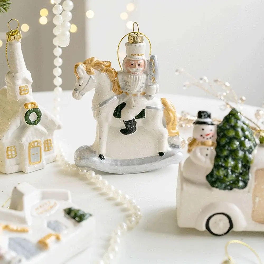 Weihnachtsanhänger aus Keramik mit verschiedenen Wintermotiven