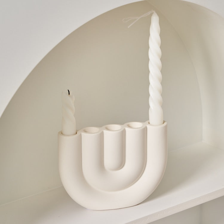 Castiçal de cerâmica com design moderno em U