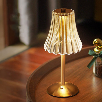 Kristall-Tischleuchte mit goldenem Sockel und USB-C-Ladefunktion