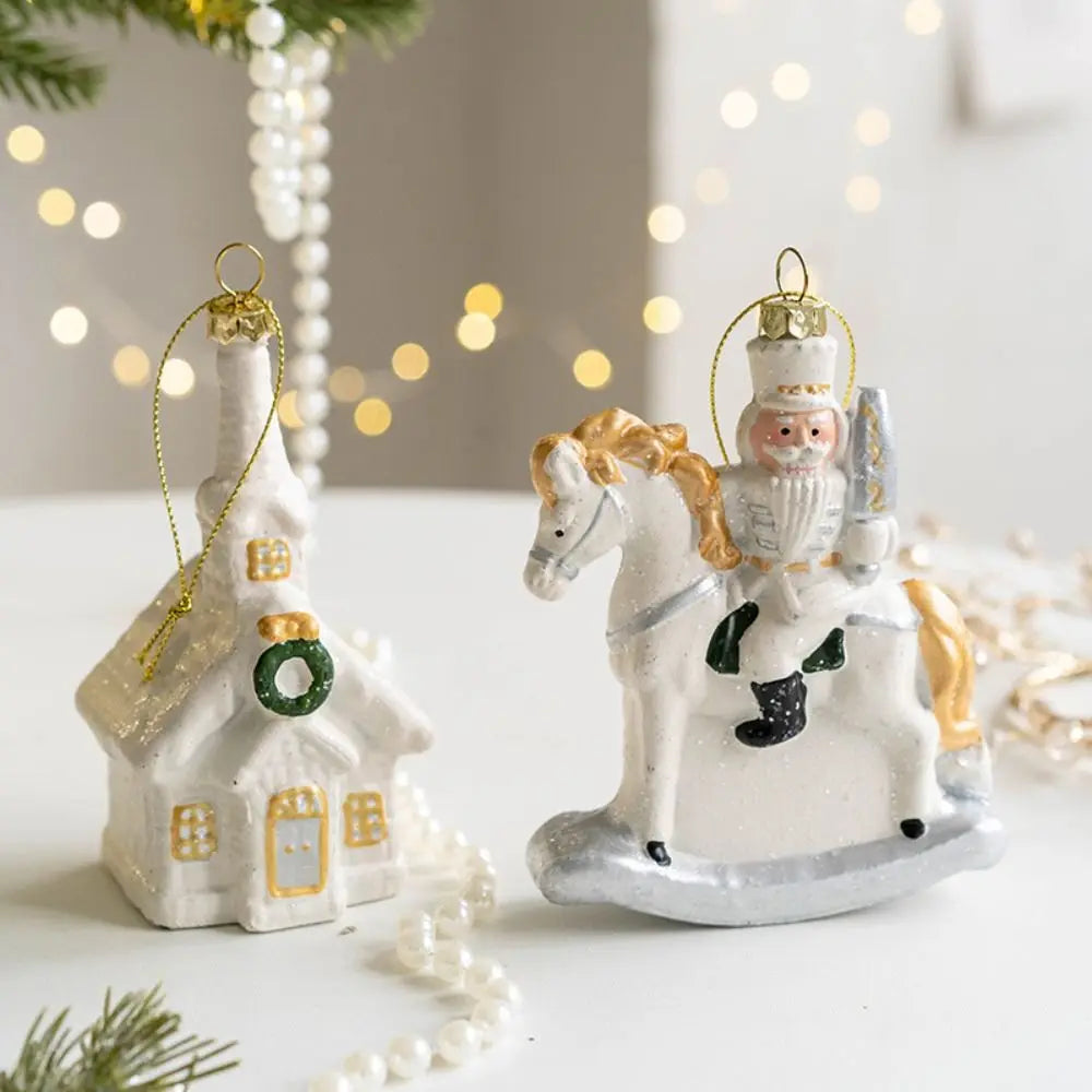 Weihnachtsanhänger aus Keramik mit verschiedenen Wintermotiven