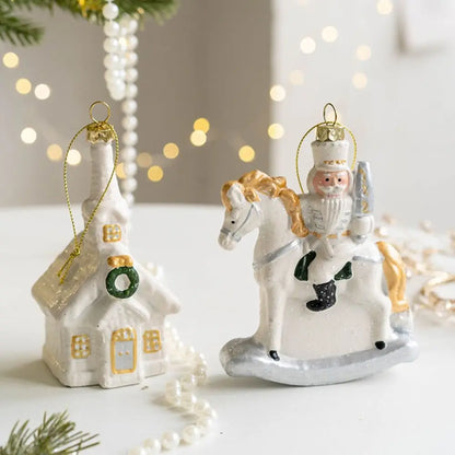 Weihnachtsanhänger aus Keramik mit verschiedenen Wintermotiven