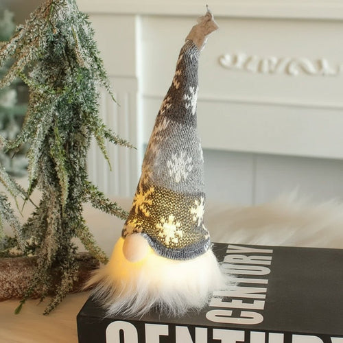 Duende navideño iluminado con gorro de punto