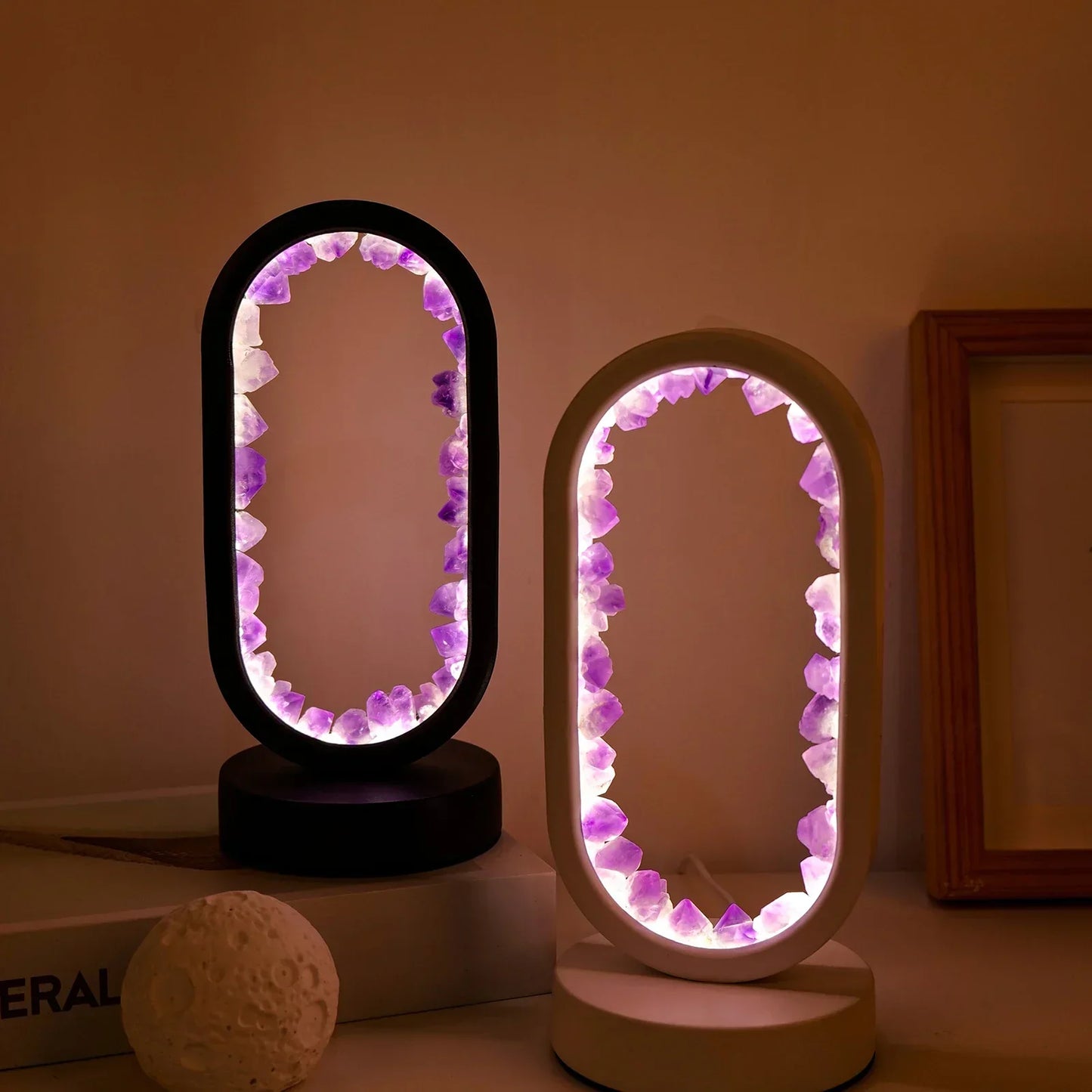 Elegantna ametist kristalna lampa – Ambijentalna LED rasvjeta za opuštanje