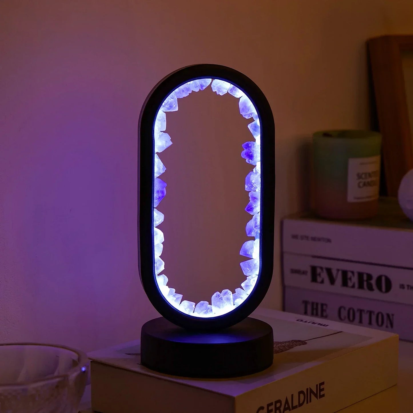 Elegantna ametist kristalna lampa – Ambijentalna LED rasvjeta za opuštanje