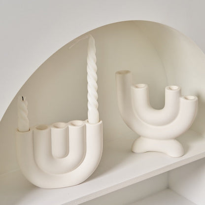 Castiçal de cerâmica com design moderno em U