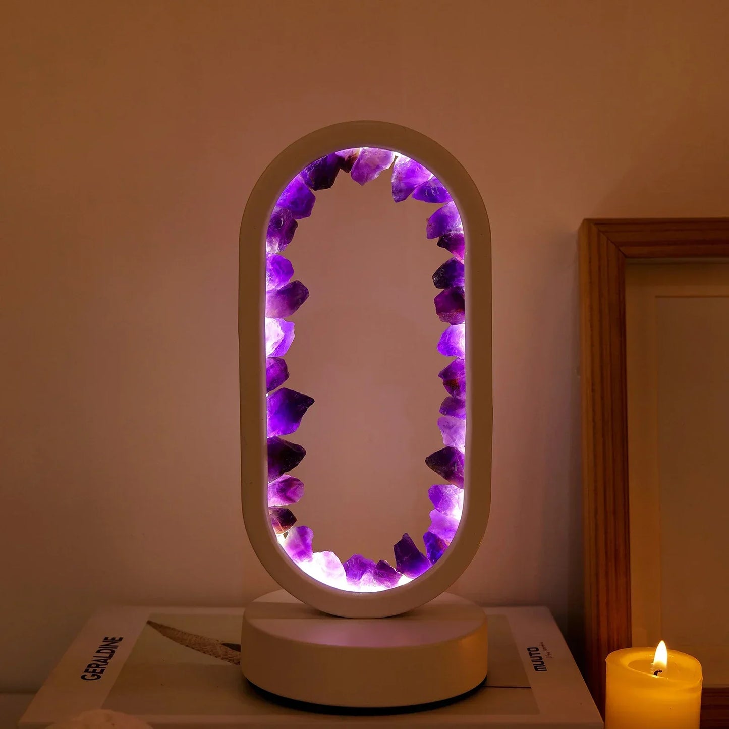 Elegantna ametist kristalna lampa – Ambijentalna LED rasvjeta za opuštanje