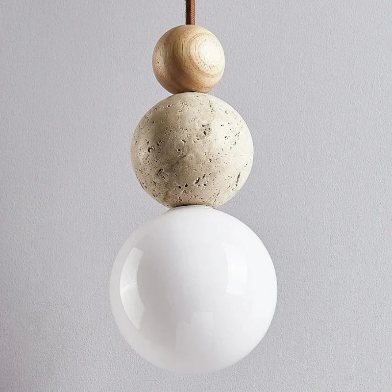 Candeeiro suspenso com globo de vidro e detalhes naturais