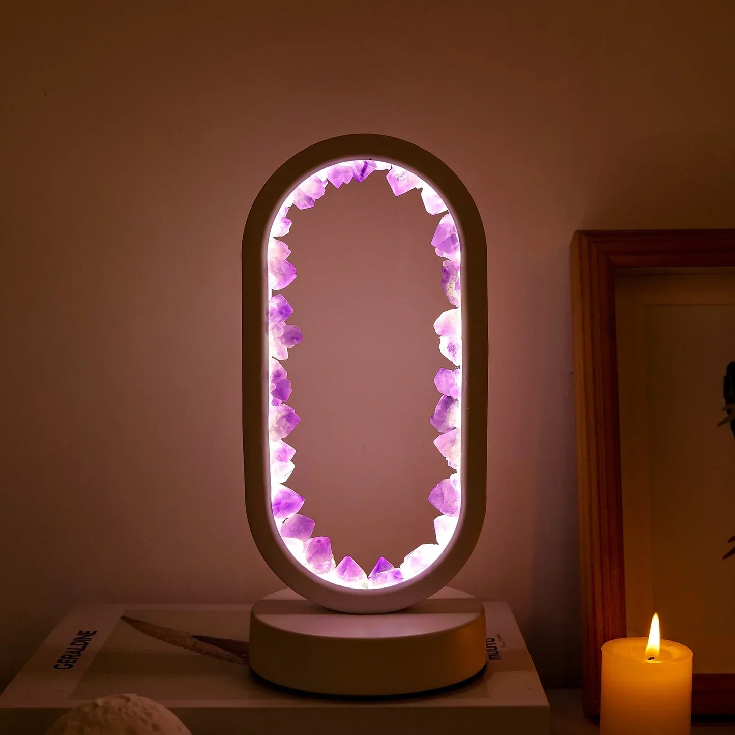 Elegantna ametist kristalna lampa – Ambijentalna LED rasvjeta za opuštanje
