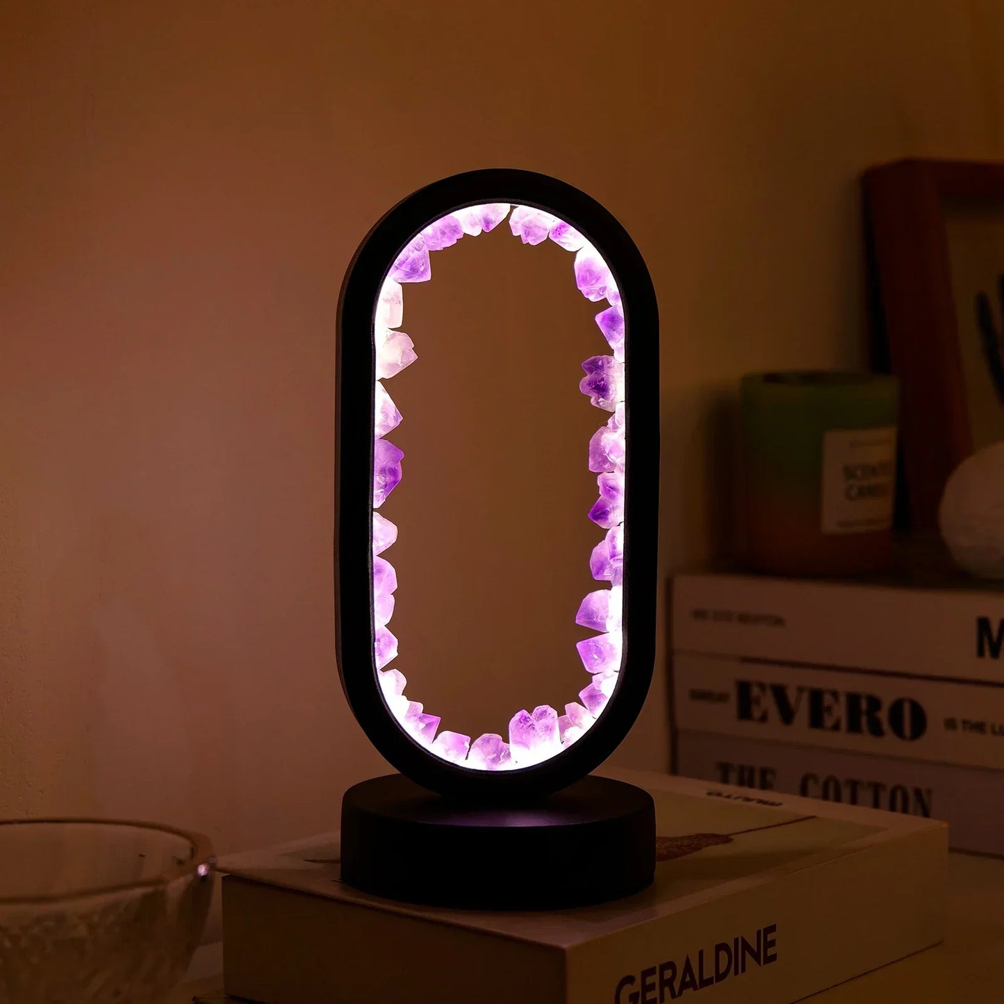 Elegantna ametist kristalna lampa – Ambijentalna LED rasvjeta za opuštanje