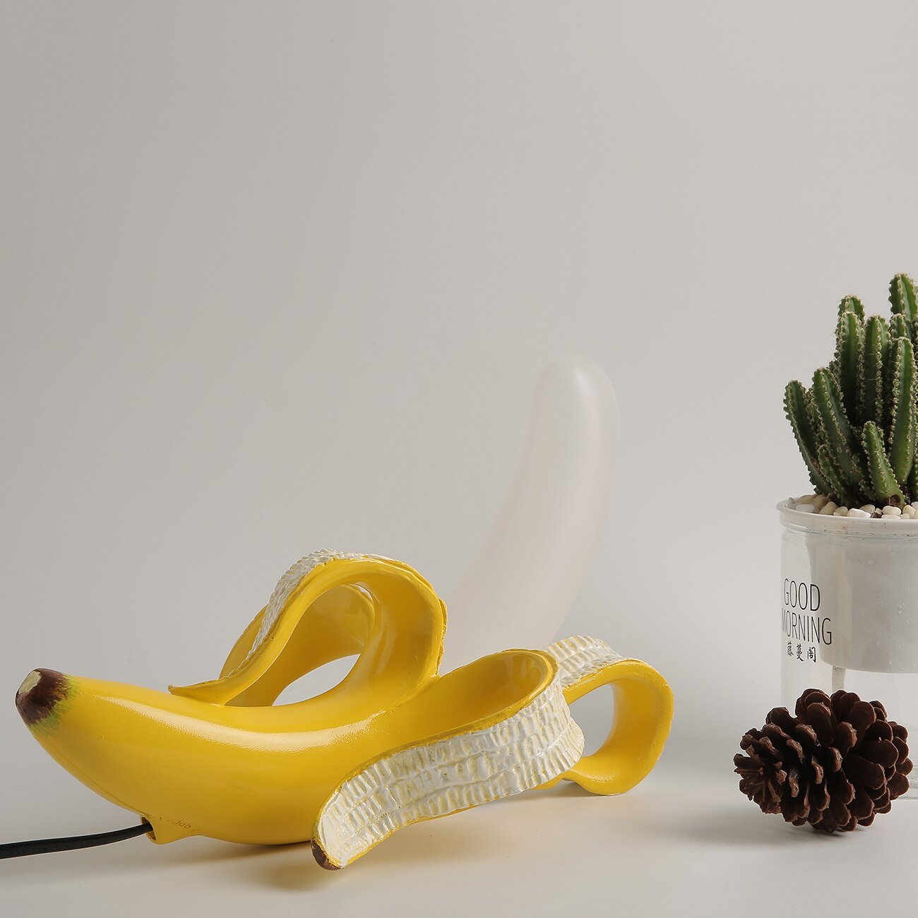 Lámpara de mesa decorativa con forma de banana y luz LED para interiores modernos
