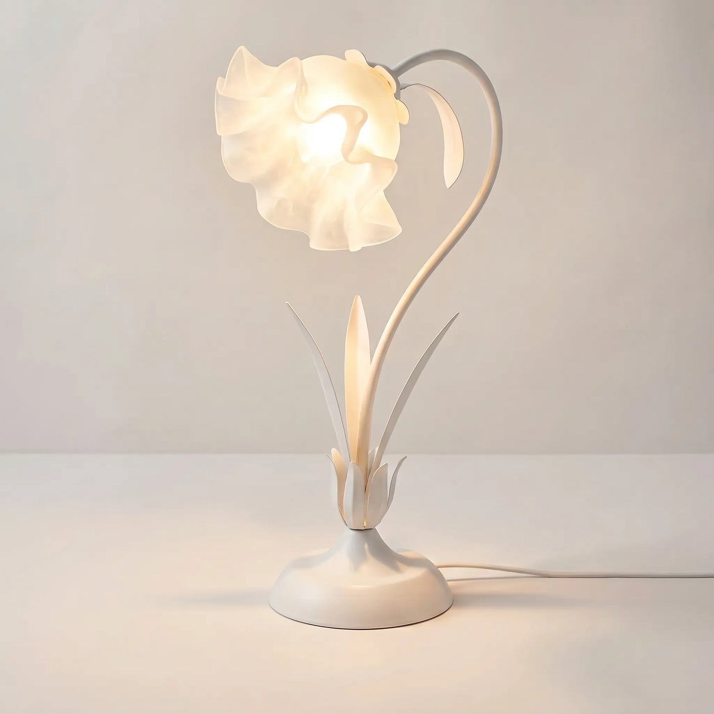 Lámpara de mesa decorativa con diseño vegetal curvado y flores