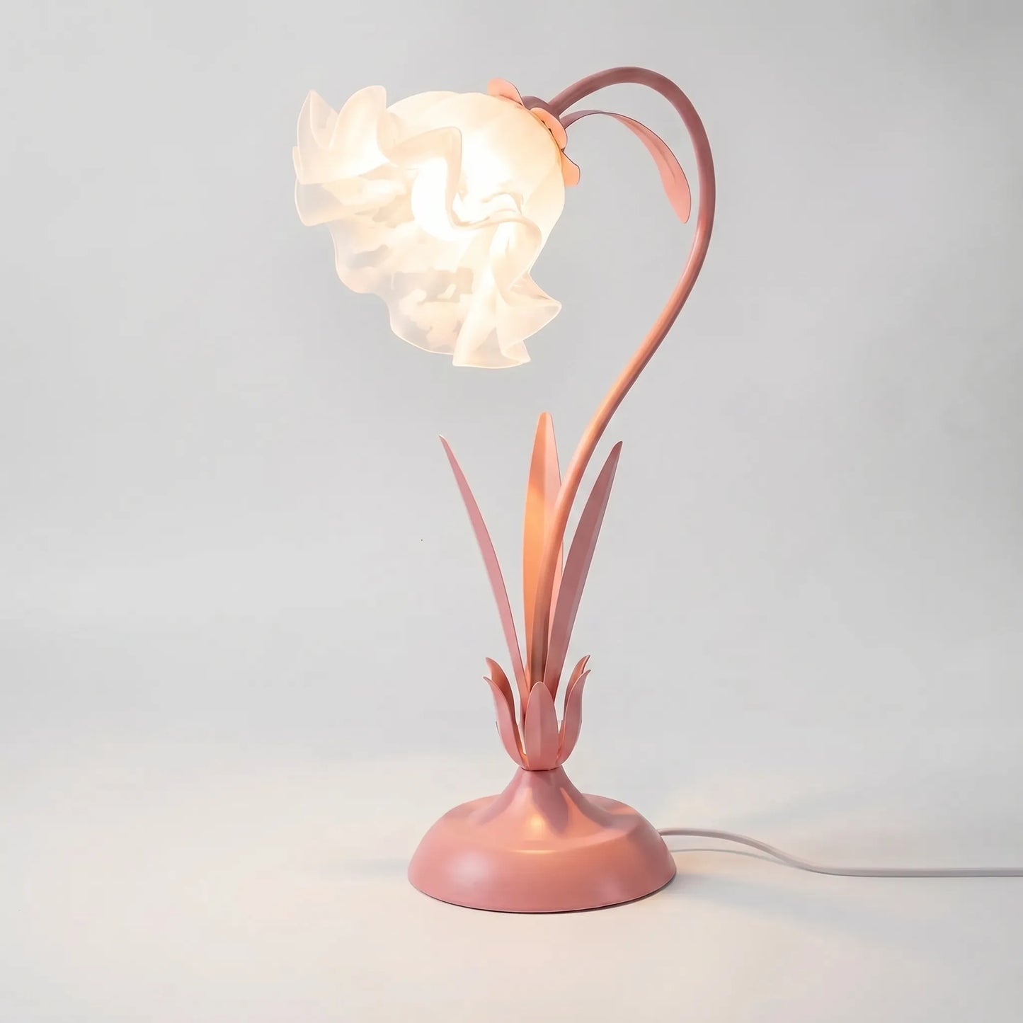 Lámpara de mesa decorativa con diseño vegetal curvado y flores