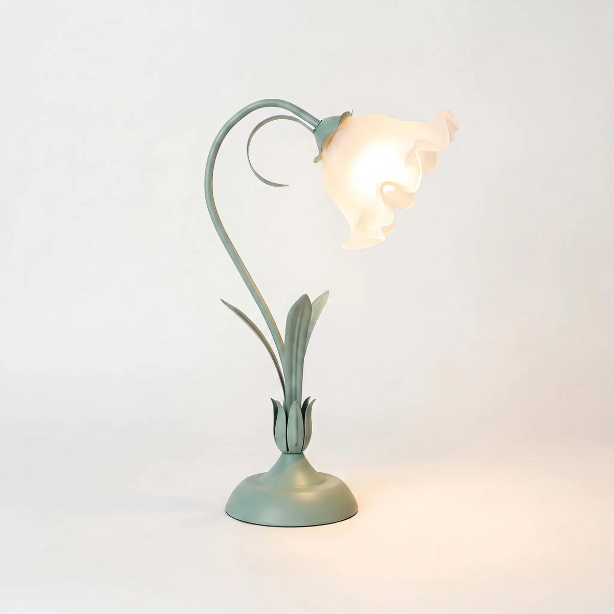 Lámpara de mesa decorativa con diseño vegetal curvado y flores