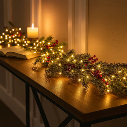 Guirlanda de Natal iluminada com bagas e ramos de abeto