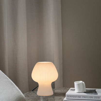 Geriffelte LED Tischlampe im Pilzdesign