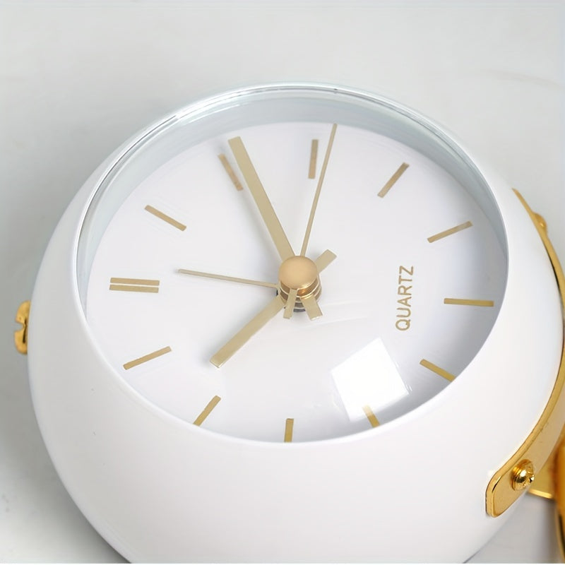 Reloj de escritorio nórdico silencioso: manecillas luminosas y marco de metal