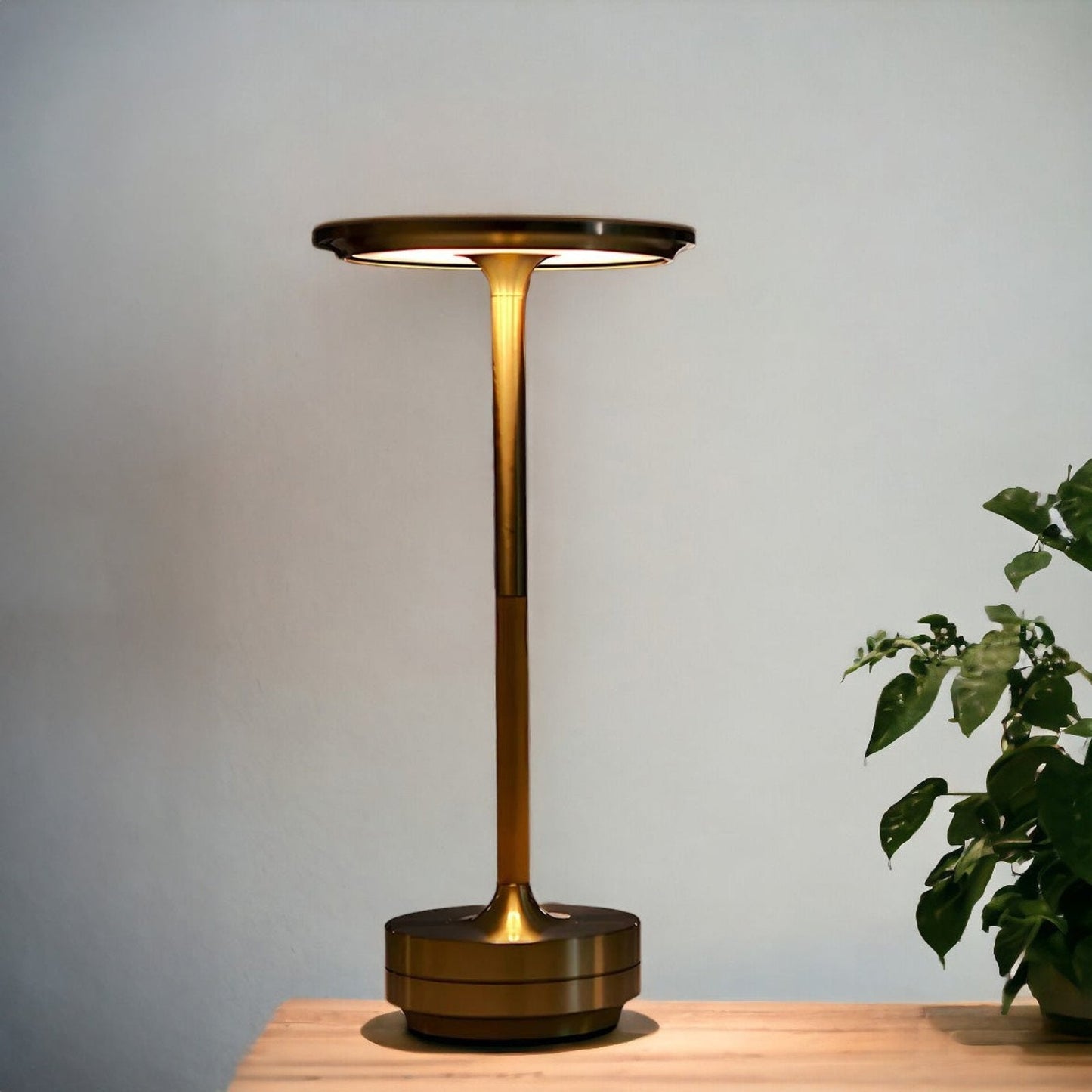 Aura Luxe stolna lampa – Moderan dizajn s toplim i podesivim svjetlom