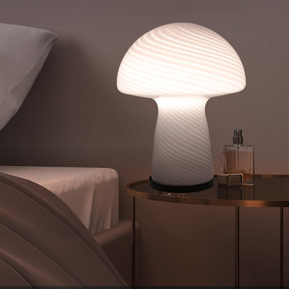 Razigrana gljivasta lampa – Suptilna atmosfera s retro štihom