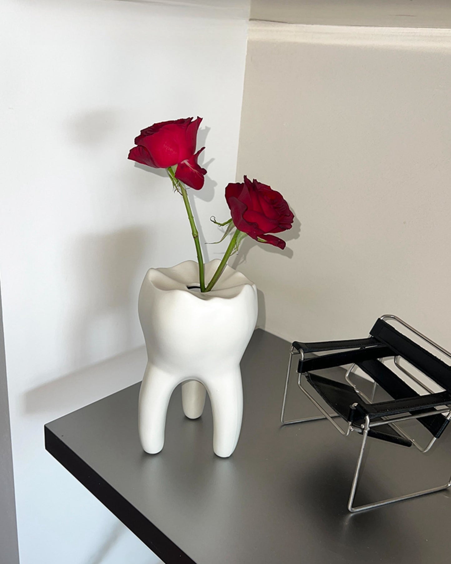 Keramikvase in Zahnform
