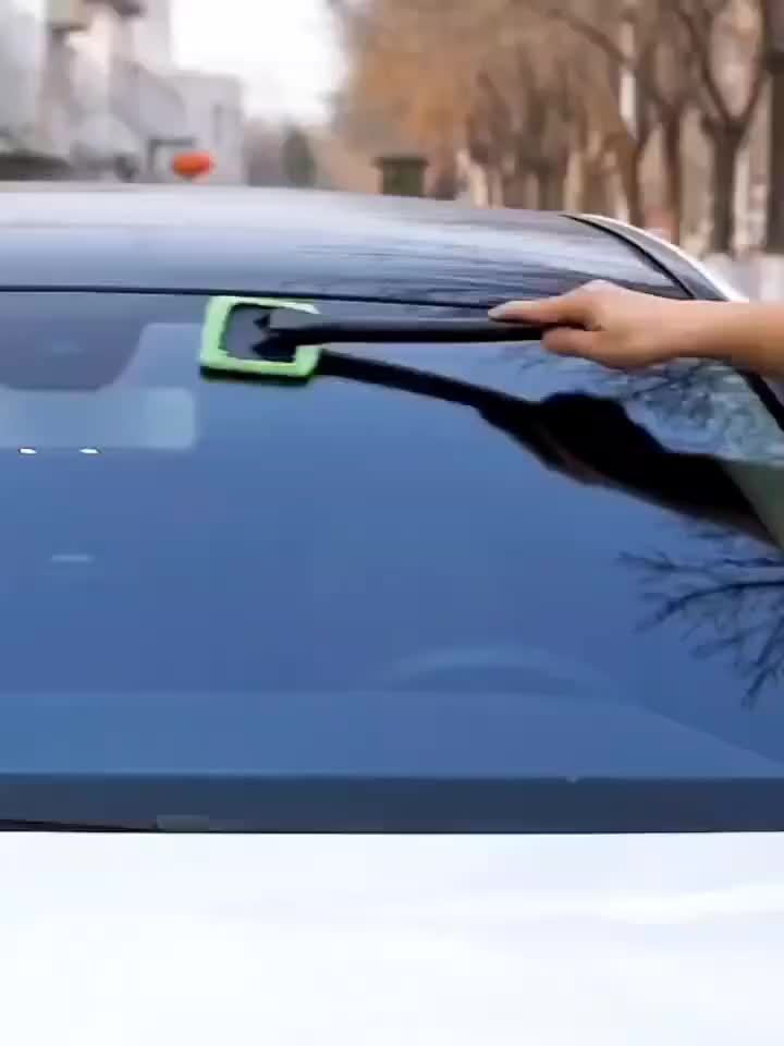 Limpador de vidros para automóveis com cabo comprido
