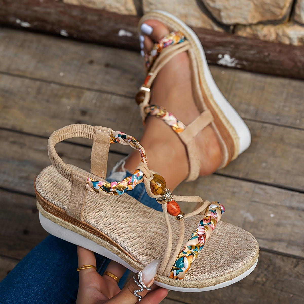 Sandalias de cuña de yute tejidas a mano de estilo bohemio con flores, cuentas y correa ajustable en el tobillo.