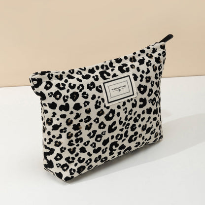 Šik torbica za šminku s leopard uzorkom – Kompaktna i funkcionalna