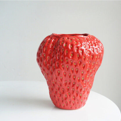 Jarrón decorativo de cerámica con forma de fresa y superficie texturizada