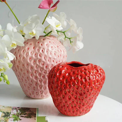 Jarrón decorativo de cerámica con forma de fresa y superficie texturizada