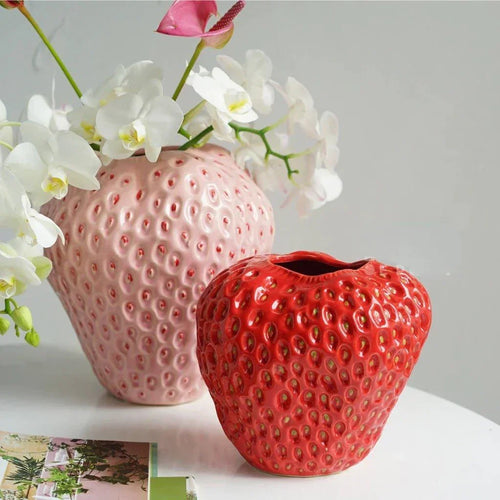 Jarrón decorativo de cerámica con forma de fresa y superficie texturizada