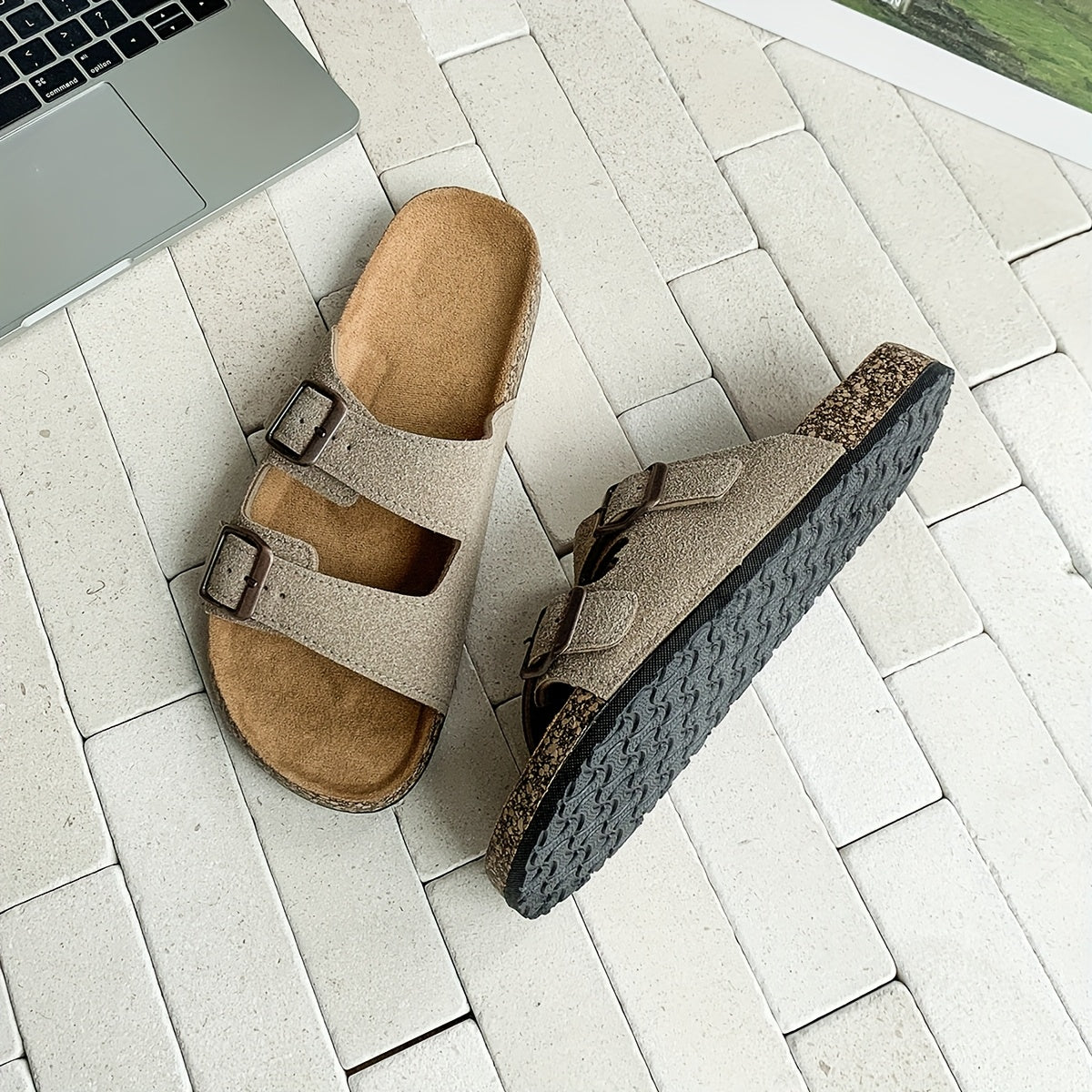 Sandalias retro con doble hebilla ajustable para hombre: cómodas y con estilo.