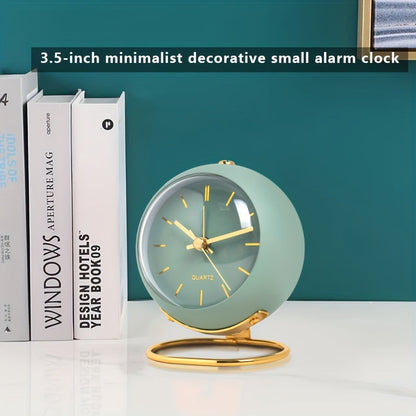 Reloj de escritorio nórdico silencioso: manecillas luminosas y marco de metal