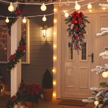 Weihnachtlicher Tannenzweig-Türschmuck mit Beeren
