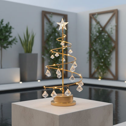 Beleuchteter Weihnachtsbaum mit Kristallanhängern