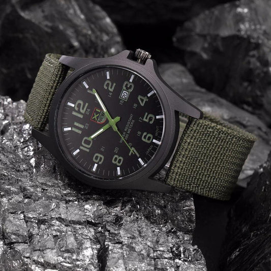 Reloj táctico robusto para hombre: duradero y listo para la aventura.